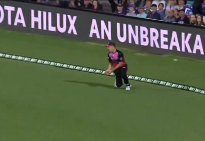 'Hole in his leg!' Junior amused as Dwarshuis gives up four with the most technically sound misfield